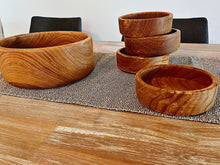 Load image into Gallery viewer, Teak serving bowl with 4 mathing plates
