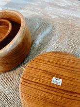 Load image into Gallery viewer, Teak serving bowl with 4 mathing plates
