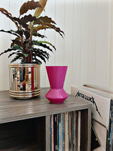 Load image into Gallery viewer, Small funky vase
