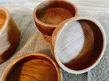 Load image into Gallery viewer, Teak serving bowl with 4 mathing plates
