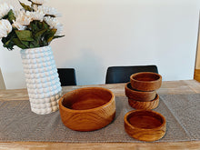 Load image into Gallery viewer, Teak serving bowl with 4 mathing plates
