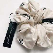 Load image into Gallery viewer, Vanilla bean scrunchie - classic
