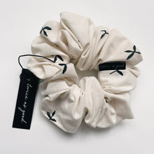 Load image into Gallery viewer, Vanilla bean scrunchie - classic
