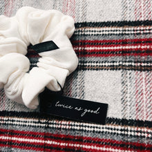Load image into Gallery viewer, White knit scrunchie - classic
