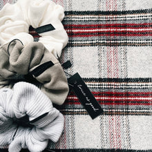 Load image into Gallery viewer, White knit scrunchie - classic
